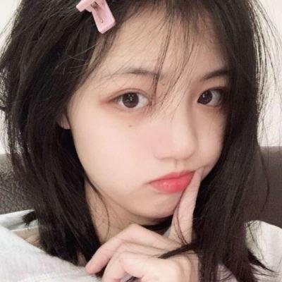 微光下的蓝色男孩